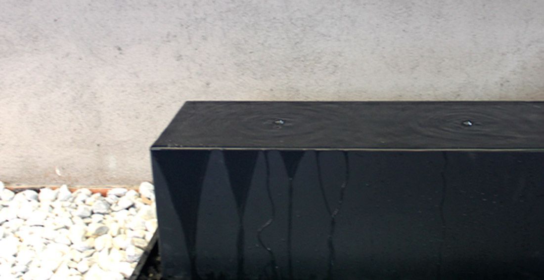 fuente negra jardín
